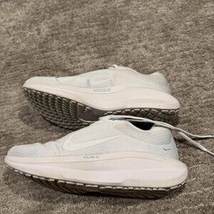 Nike Winflo 11 Women’s size 8.5 shoes (all white)